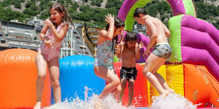 Un grup de nens i nenes el primer dia d’obertura de l’Aquaparc d’estiu d’Andorra la Vella.