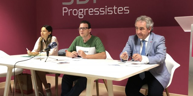 La membre de l’executiva Laia Moliné, el secretari d’organització, Josep Lluís Donsión, i el president de Progressistes-SDP, Jaume Bartumeu, ahir.