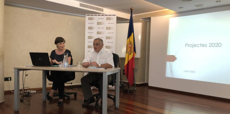 La directora general de la CASS, Joaquima Sol, i el president del Consell d’Administració, Albert Font, durant la presentació a la seu de la CASS, ahir.