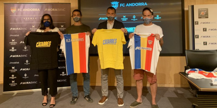 Acte de presentació de l’himne amb representants de Els Catarres, de l’FC Andorra i de MoraBanc.