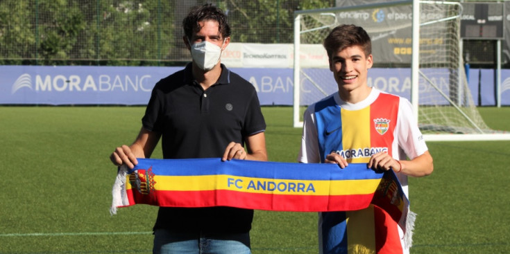 El director esportiu del FC Andorra, Jaume Nogués, amb l’extrem Sergi Serrano.