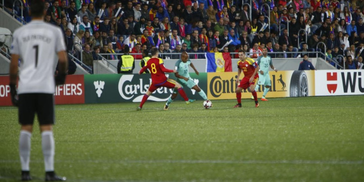 La selecció de futbol d’Andorra disputant un partit.