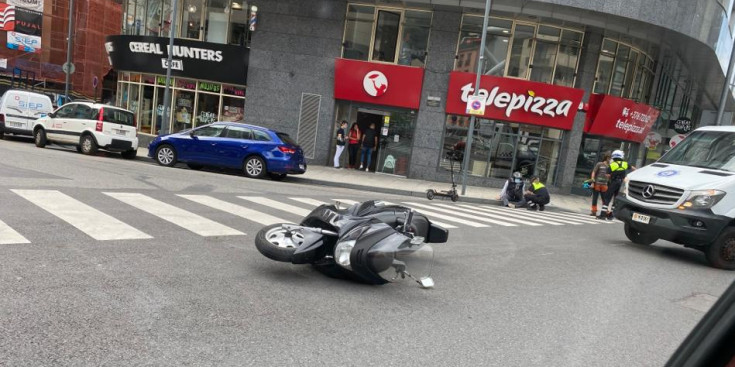 La motocleta ha quedat estesa al carrer després de l'accident. / EL PERDIÒDIC