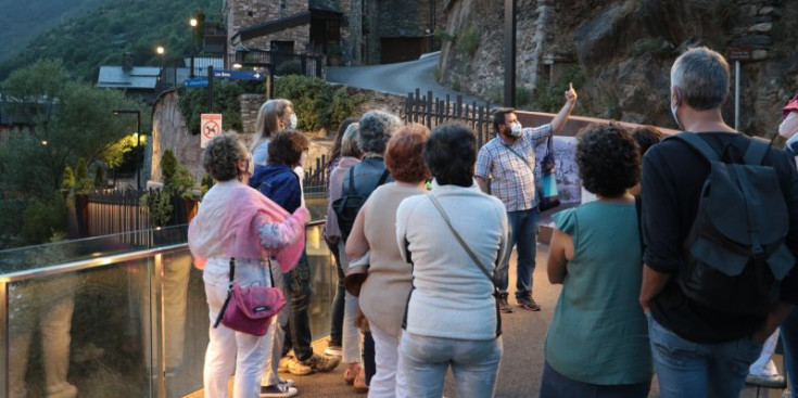 El guia Robert Lizarte es dirigeix als assistents de la visita a les Bons.