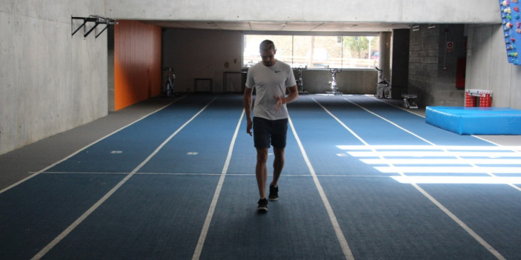 L’atleta espanyol Bruno Hortelano camina per la pista del Centre de Tecnificació Esportiva d’Ordino.