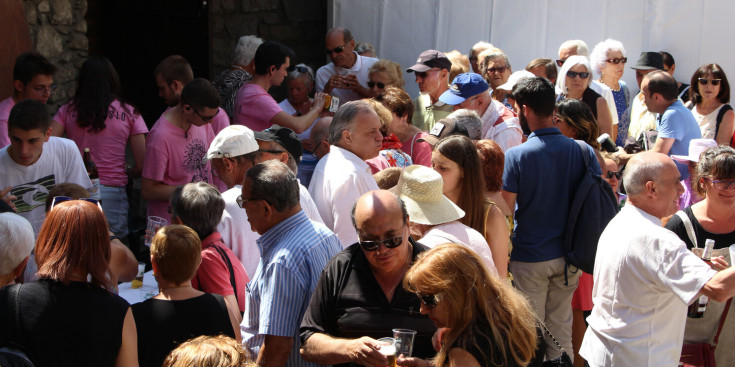 El moment del vermut popular de la festa major de Santa Coloma de l'any passat. / ANA