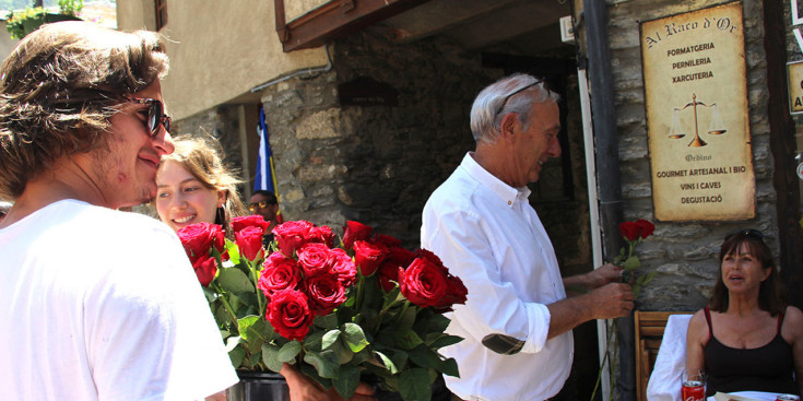 La tradicional plega de roses pels carrers d'Ordino d'un Roser d'anys anteriors. / ARXIU ANA