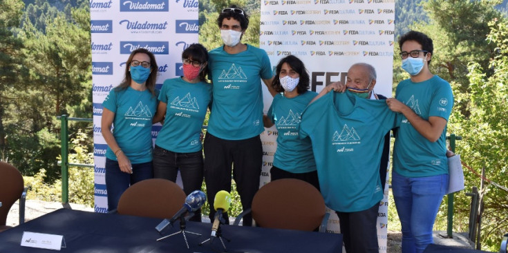 Presentació de les samarretes solidàries de la Ronda per la infància.