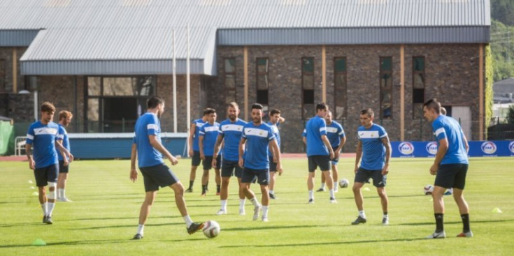 L’equip VallBanc FC Santacoloma durant un entrenament.