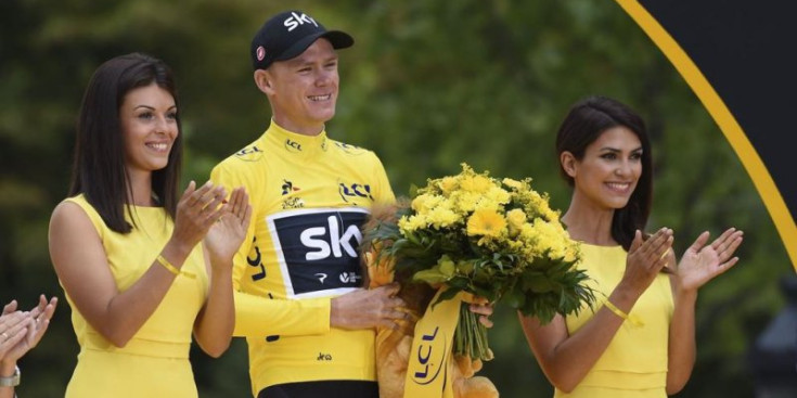 Chris Froome amb unes hostesses.