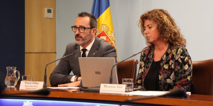 El ministre Víctor Filloy i la cap de l’àrea de Serveis Sociosanitaris, Montserrat Gil, en una roda de premsa de balanç del servei.