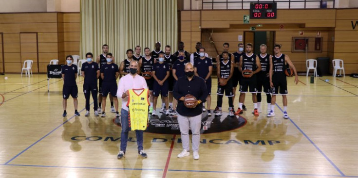 Xavier Fernàndez i Gorka Aixàs en l’entrega dels obsequis commemoratius acompanyats de la plantilla del MoraBanc a les instal·lacions del Pas de la Casa.