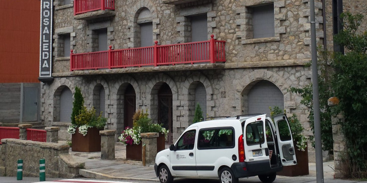 Un vehicle del Govern conté alguns dels mobles que els tècnics de l’Executiu van decidir ahir aprofitar de dins de l’hotel Rosaleda.