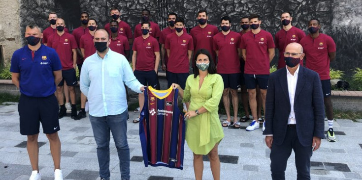 Acte de recepció de l’FC Barcelona de bàsquet a la Plaça de Sant Miquel.