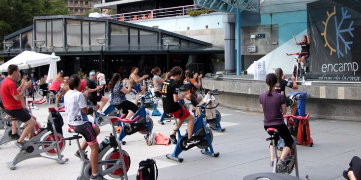 Una de les activitats de cycling que s’han ofert a la plaça dels Arínsols.