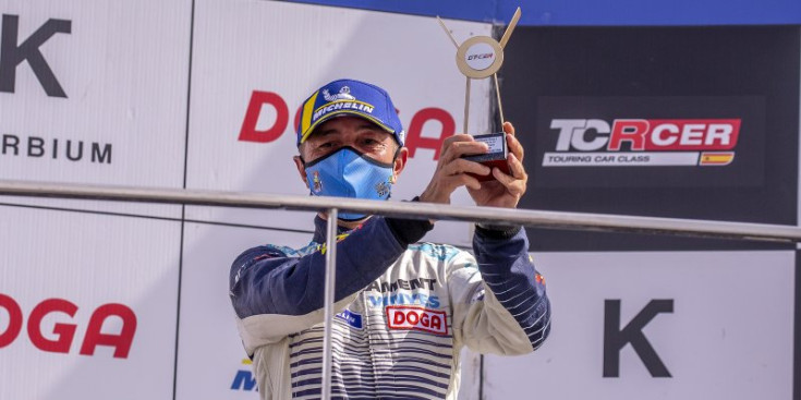 Joan Vinyes aixeca el trofeu guanyat al Circuit de Xest.