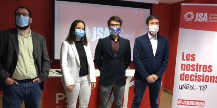 Representants de la Joventut Socialdemòcrata d'Andorra (JSA) i el Partit Socialdemòcrata (PS), ahir al matí.