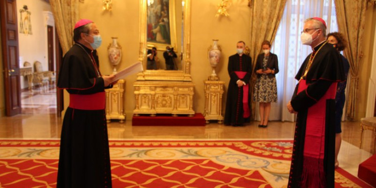 El nunci apostòlic a Andorra, Bernardito Cleopas Auza, abans d’entregar les cartes credencials al copríncep episcopal, Joan-Enric Vives.