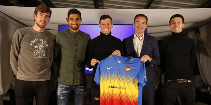 Els capitans i el president de l’FC Andorra amb la nova samarreta.