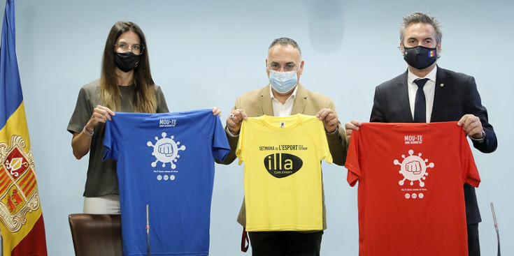 Sílvia Riva, Andreu Invernon i Justo Ruiz mostren les samarretes al finalitzar la roda de premsa.