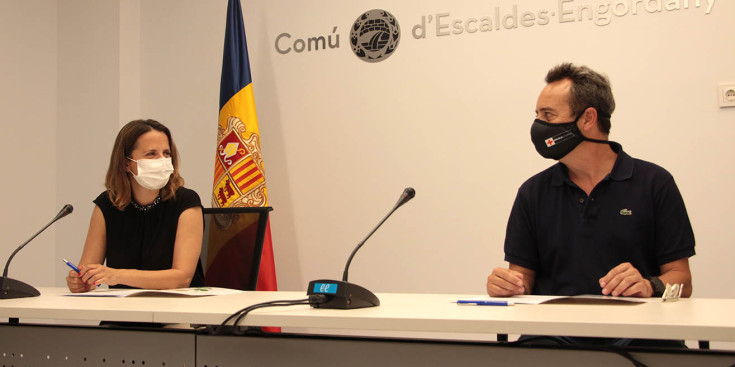 La cònsol major d'Escaldes-Engordany, Rosa Gili, i el cap de l'àrea operativa de la Creu Roja Andorrana, Joaquim Fenoll, durant la roda de premsa.