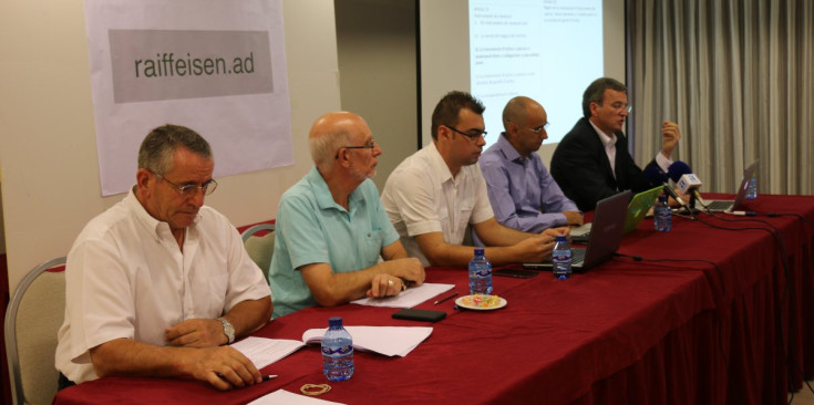 D’esquerra a dreta, Antoni Sánchez (client), Xavier Feliu Badaló (prejubilat), Lluís Ferreira (treballador), Artur Homs (client), tots de BPA, i l’economista Eusebi Nomen, ahir a la tarda.