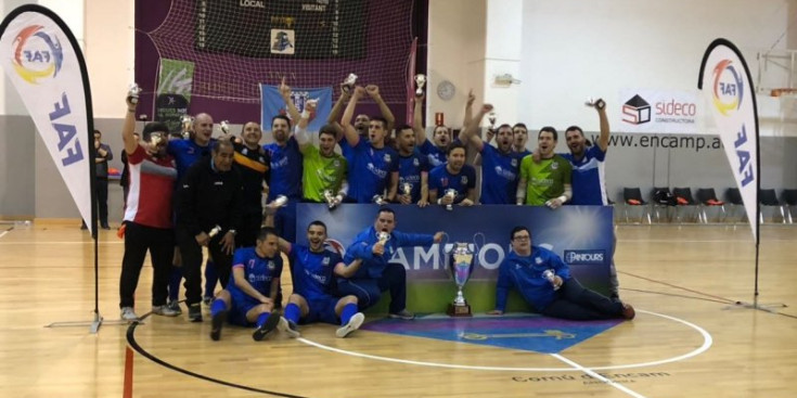 El Sideco FC Encamp celebra el títol de la Lliga Viatges Pantours.