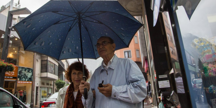 Dos jubilats pels carrers d’Andorra la Vella, ahir.