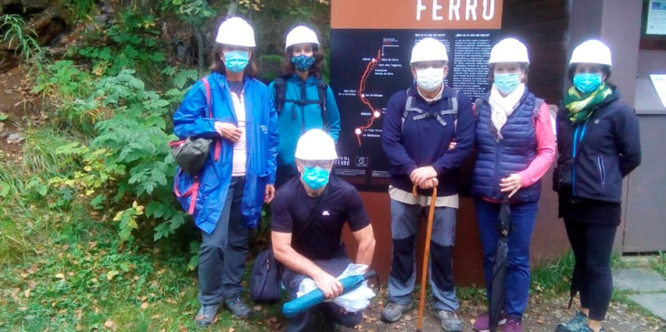 Un grup de visitants a la mina de ferro de Llorts.