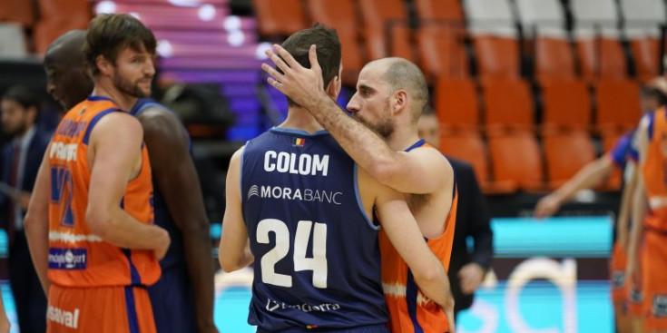 Els germans Colom després de l’últim partit entre el València Basket i el MoraBanc a La Fonteta.