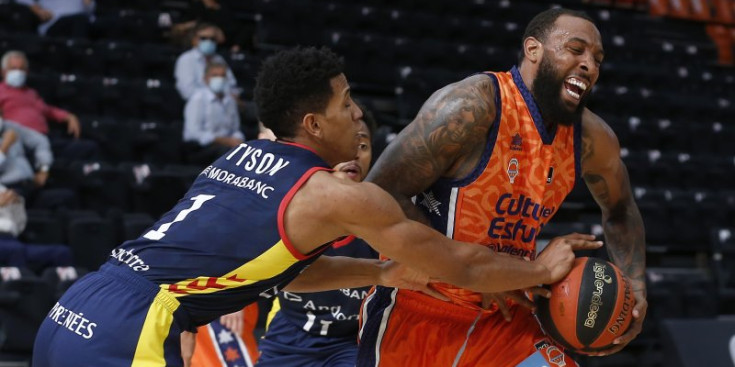 Tyson Pérez lluita la pilota amb Derrick Williams.