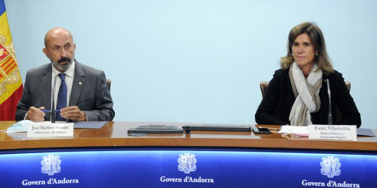 El ministre de Salut, Joan M. Benazet, i la ministra d’Educació, Ester Vilarrubla, ahir.