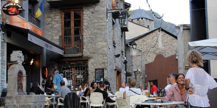 Gent a les terrasses d’establiments ubicats al centre històric d’Andorra la Vella