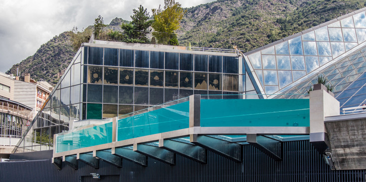 La nova piscina panoràmica, vista des de l'exterior del termolúdic.