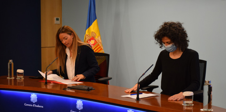 La secretària d'Estat de Salut, Helena Mas, i la metgessa en salut pública del ministeri, Mireia Garcia, durant la roda de premsa.