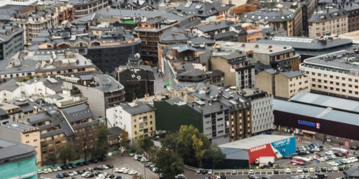 Imatge aeria d’edificis i habitatges d’Andorra la Vella i Escaldes-Engordany.