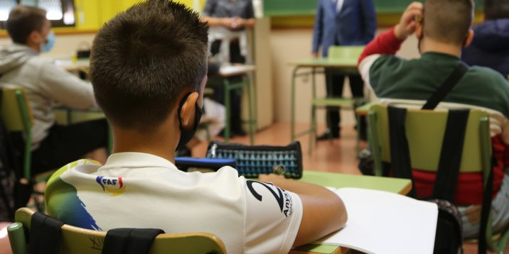 Un alumne en una aula.