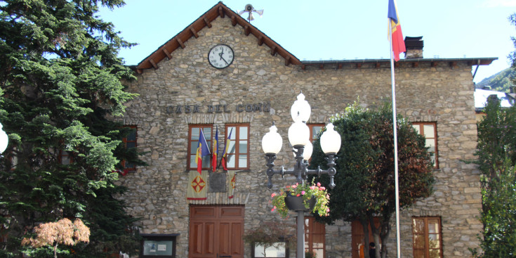 La façana de l'antiga casa comuna de Sant Julià de Lòria, on se celebren les sessions de consell de comú.