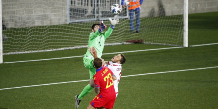 Josep Gomes surt a blocar una pilota durant el partit contra Malta.