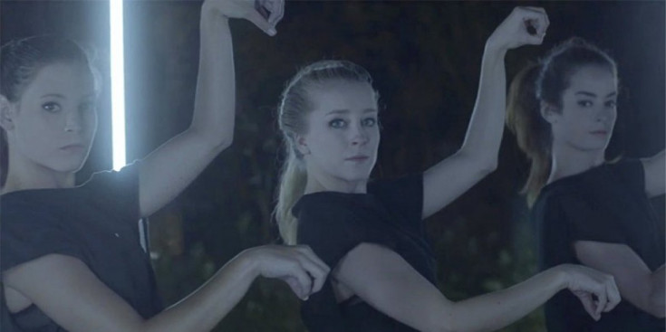 Les tres ballarines que apareixen al videoclip Caballo Negro dirigit per Tuixén Benet.