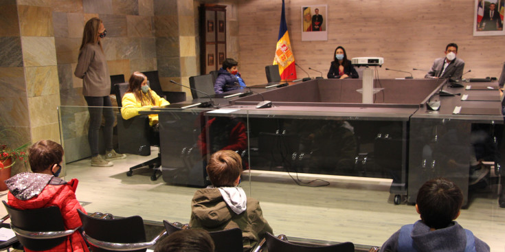 Un moment de la visita dels alumnes de l'escola francesa d'Ordino a les dependències del comú