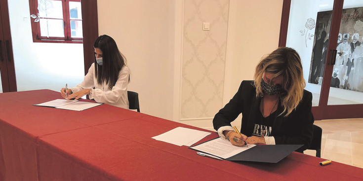 Signatura de renovació del conveni de col·laboració entre la ministra de Cultura, Sílvia Riva, i la directora de l’Institut Ramon Llull, Iolanda Batallé.