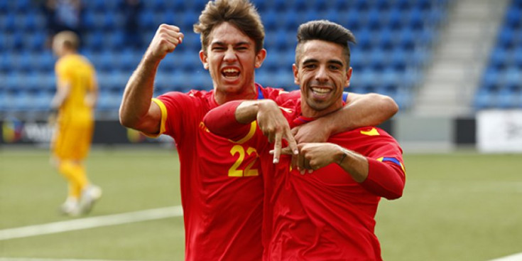 Cucu Fernández celebra un gol amb la selecció.