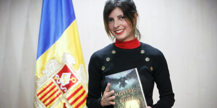 La guanyadora del Premi Carlemany, Selena Soro, i el seu llibre, ahir.