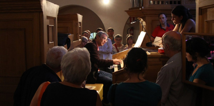 El públic escolta amb atenció l’organista de Sant Esteve, Ignacio Ribas, ahir a l’església arxiprestal.