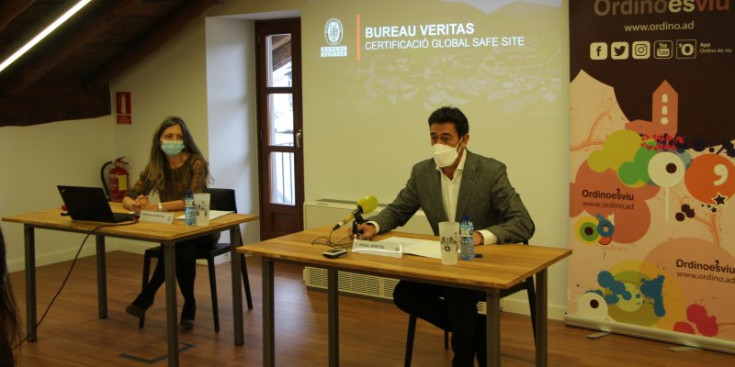 Cristina Viladevall, representant de Bureau Veritas, i el cònsol major d’Ordino, Josep Àngel Mortés.