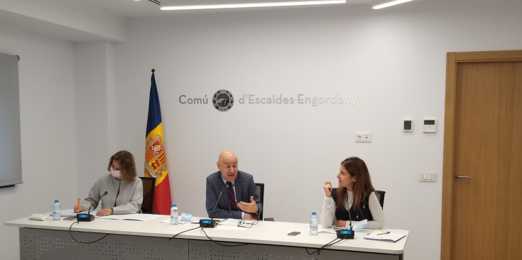 Els cònsols d'Escaldes-Engordany, Rosa Gili i Joaquim Dolsa, i l'especialista financera Bea Pintos.