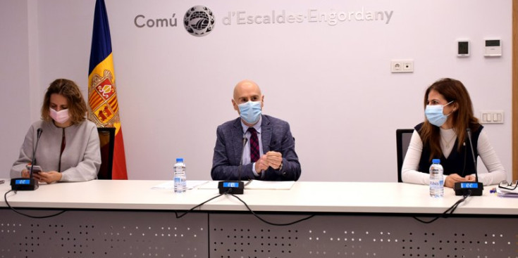 Rosa Gili, Joaquim Dolsa i Bea Pintos, durant la presentació de les ajudes ahir.