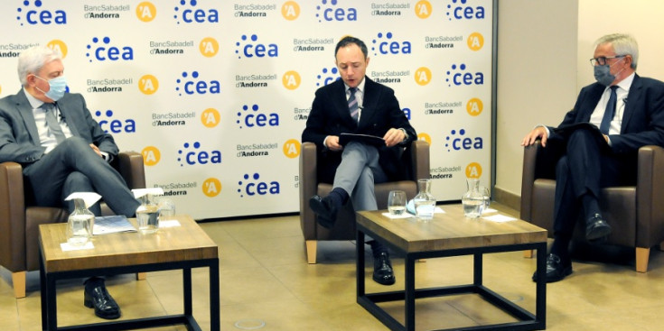 El president de la CEA, el cap de Govern i el director de Banc Sabadell durant la inauguració d’«El futur a debat».