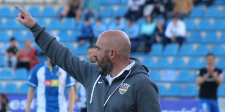 Nacho Castro dona indicacions durant el seu primer partit amb l’FC Andorra.